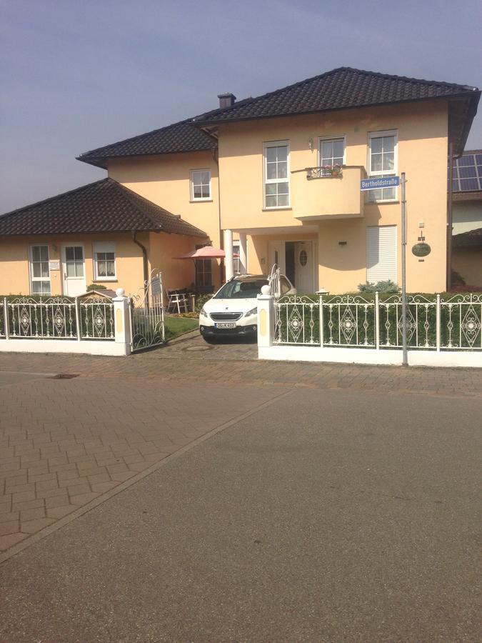 Gaestehaus Tante Tienchen 7 Minuten Zu Fuss Zum Europa Park , Plus Kostenloses Parkplatzticket Rulantica ,Alle Unsere Suiten Haben Einen Balkon ルスト エクステリア 写真